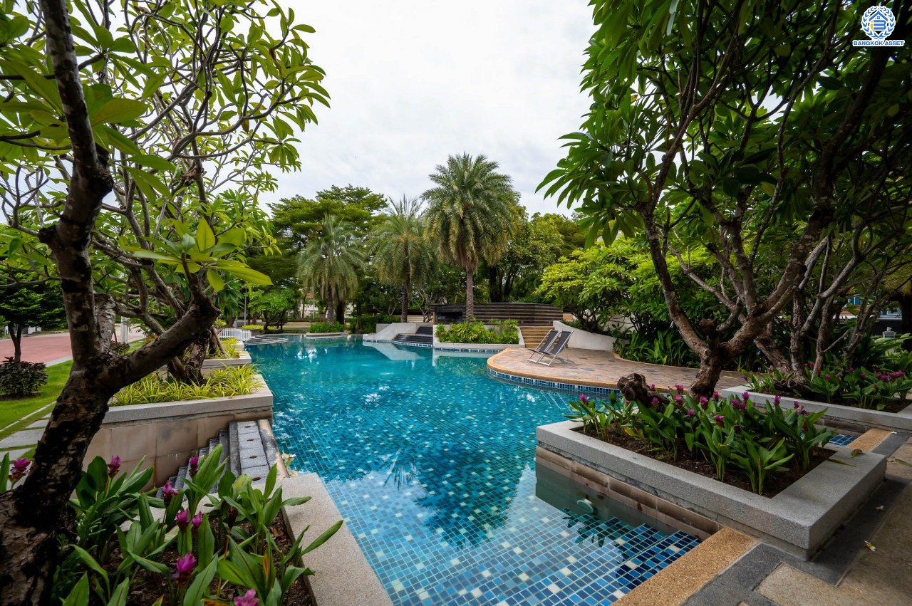 บ้านมือสองตกแต่งใหม่ โครงการ เดอะซิตี้ รัตนาธิเบศร์-แคราย เนื้อที่กว่า 62.4 ตร.ว. พื้นที่ใช้สอย 190.81 ตร.ม. พร้อมฟังก์ชัน 3 ห้องนอน 3 ห้องน้ำ จอดรถได้ 2 คัน บนทำเลศักยภาพ ติดถนนรัตนาธิเบศร์ เชื่อมต่อถนนงามวงศ์วาน, ถนนติวานนท์, ถนนเลี่ยงเมืองนนทบุรี ทำเลใจกลาง 2 เซ็นทรัล ใกล้รถไฟฟ้าสายสีม่วง "สถานีสะพานพระนั่งเกล้า" และจุดขึ้นทางด่วน "งามวงศ์วาน"